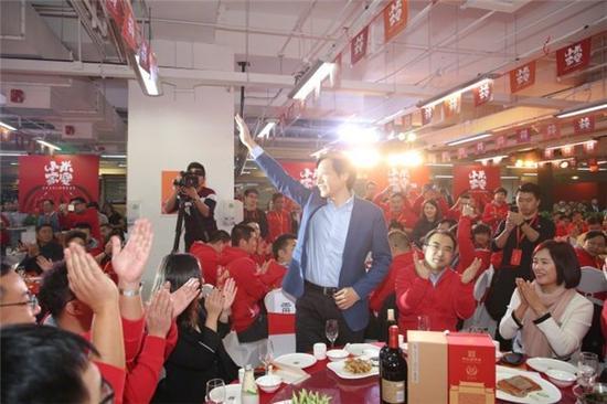 小米家宴变欢乐嘉年华雷军与妹子同台共舞