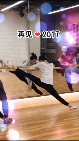 张含韵一字马迎新年,网友的评论亮了