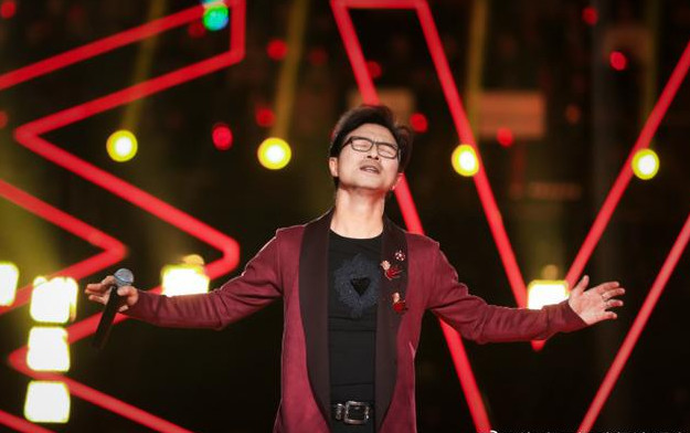 汪峰跨年晚会深情嘶吼5首歌,险酿车祸现场,反