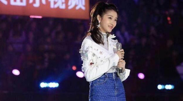 汪峰跨年晚会深情嘶吼5首歌,险酿车祸现场,反