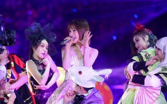 汪峰跨年晚会深情嘶吼5首歌,险酿车祸现场,反