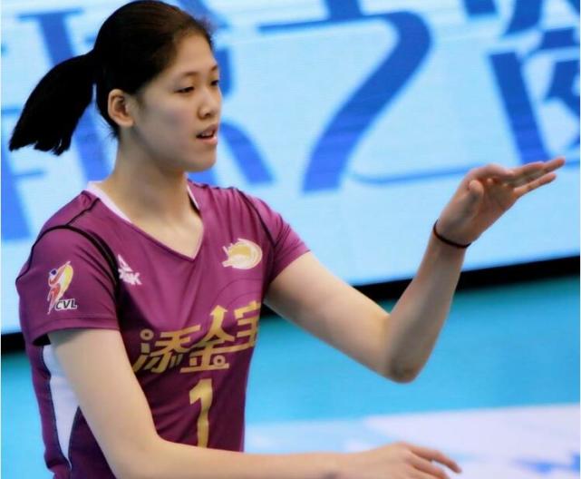 八一女排丢网口难作为 副攻双塔难阻李盈莹
