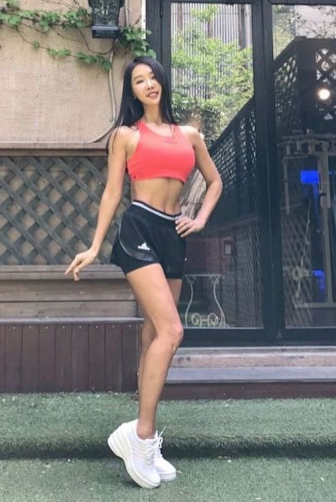 沉迷自拍遭女儿投诉，这位身材火辣的最美牙医竟然已经50岁了！！ - 54