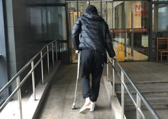 孙铭徽晒拄拐照称伤势不重盼早日恢复重回赛场