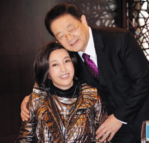 刘晓庆与76岁富豪老公近照,苦追女方30年婚后送数亿豪宅