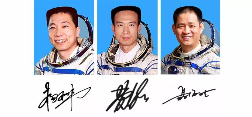 1998—2021年中国航天员大队首批14名航天员(前排左起邓清明,聂海胜