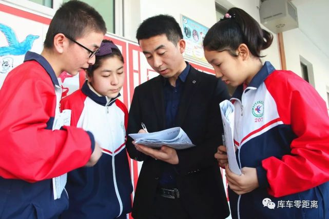 2013年,郭天龙从兰州城市学院毕业后来到库车市第三中学,承担起初中