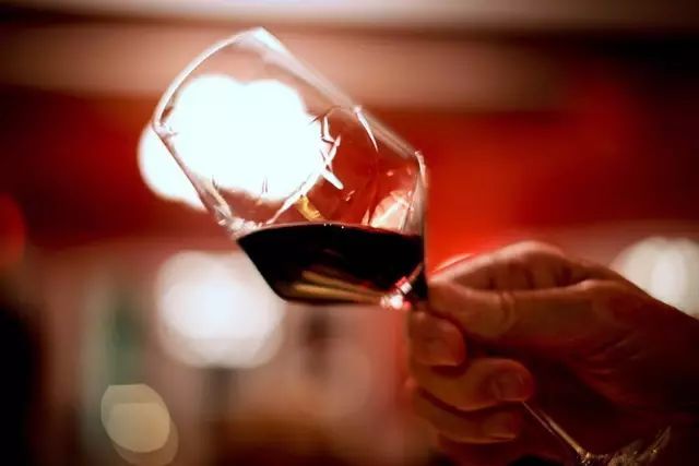 喝红酒当配专业的红酒杯