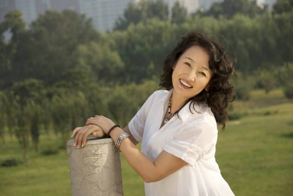 貌美如花演技精湛,离婚多年仍是单身,没想到她是腾格尔的前妻!