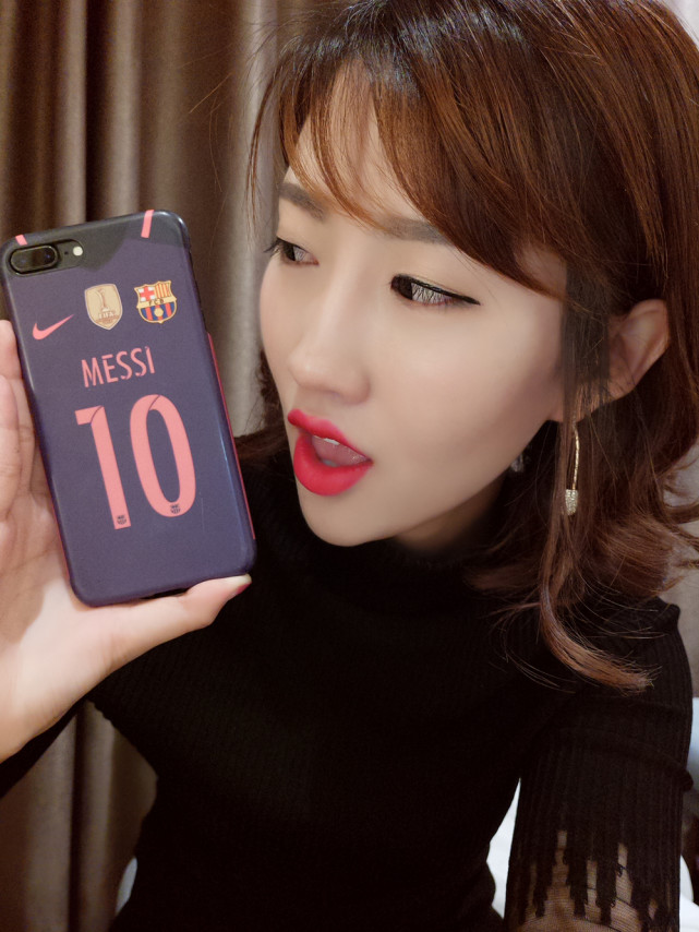 球迷说-美女球迷因梅西爱巴萨 直言梅西是信仰