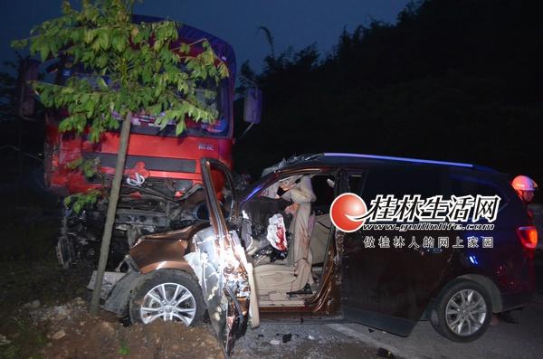 广西两外地车相撞致5死 车体严重变形卡住乘客