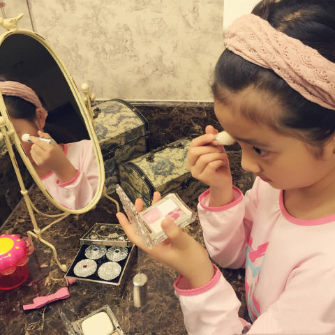 曹格的女儿爱涂指甲油,黄多多偷化妆,娱乐