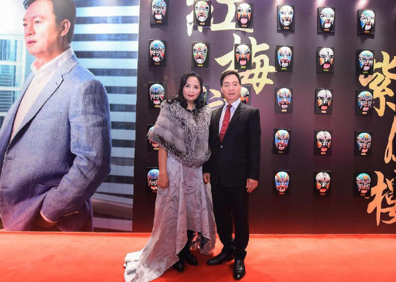 《心曲雅韵圆梦粤曲 企业家跨界发唱片》一文介绍,从小陈卓林妈妈就带