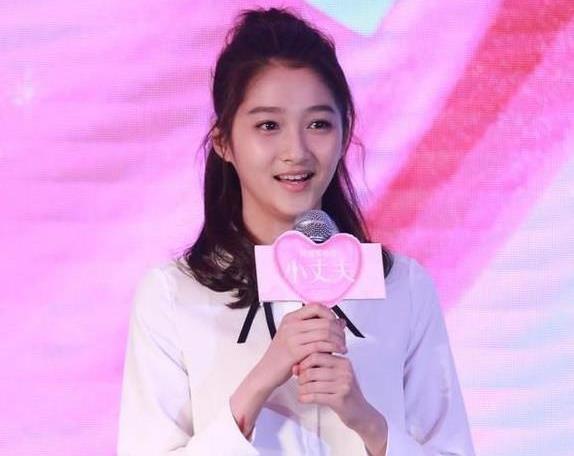 关晓彤拍婚纱照,与鹿晗要结婚了!戒指戴上,据说