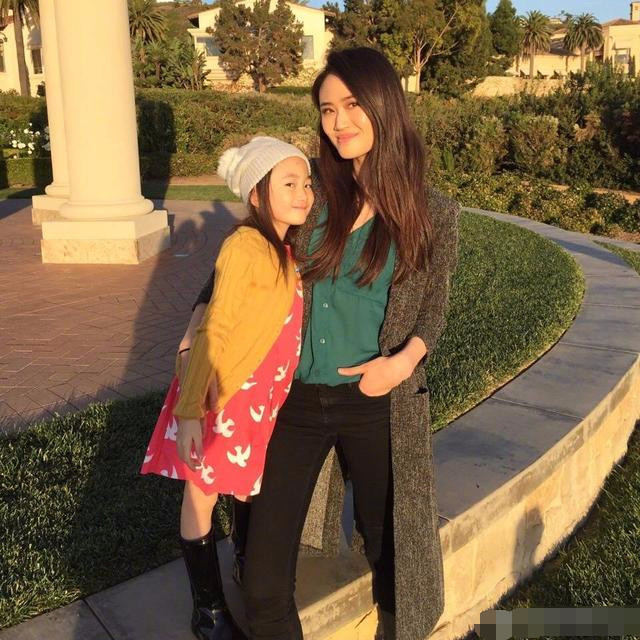 奥莉都长这么高了,网友说她拍照简直是教科书级别的!