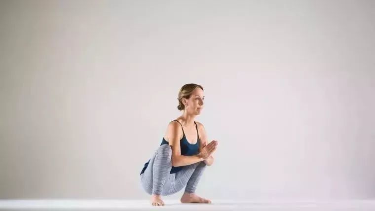 瑜伽蹲式可以说是最简单的强身健体方法之一了