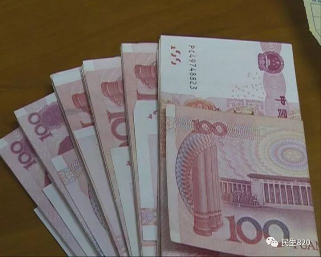 梅州神秘男子戴口罩放下6叠现金就走