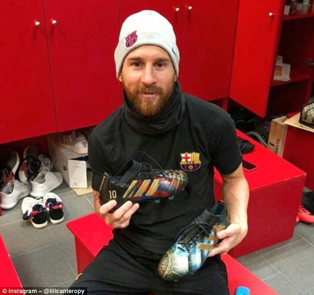 梅西晒手绘球鞋:与妻儿合影 他每一个动人时刻都在