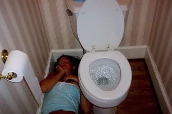 有喝醉睡在洗手台的