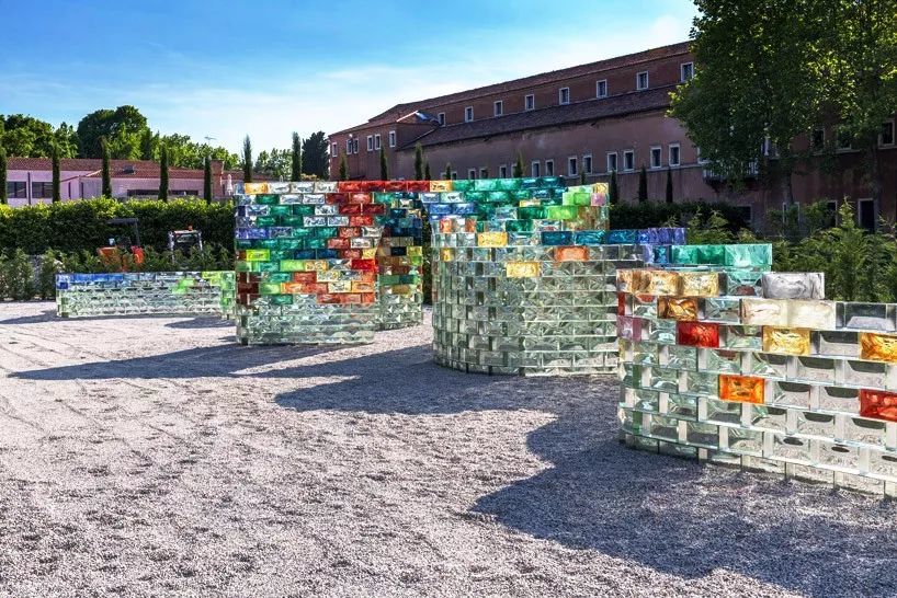 金地·宸颂 如果说透明色有些单一 那么下面这种彩色的玻璃砖 会不会