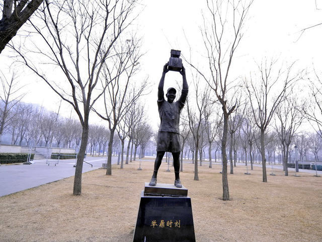 马布里亲吻的这块故地这一次给了他嘘声和掌声
