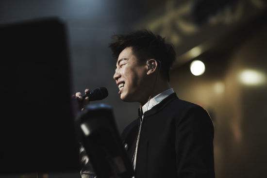 郑爽的前男友,媲美林俊杰的创作型歌手,曾公开因自卑而学历造假