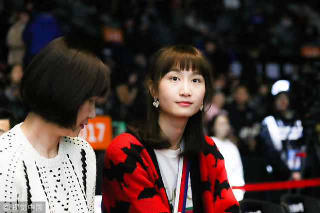 场边斗艳!周鹏妻子小丁女友观战全明星