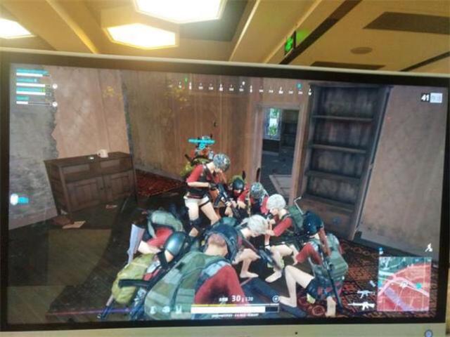 绝地求生再现h1z1红衣军团!外国玩家极力举报:我们4排 他们96排!