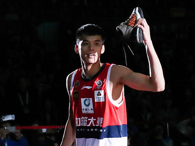 张健豪技惊四座继之前在全明星扣篮大赛预赛里上演了满分级别的扣篮