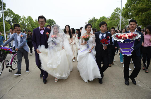 3对学生情侣校园内办集体婚礼