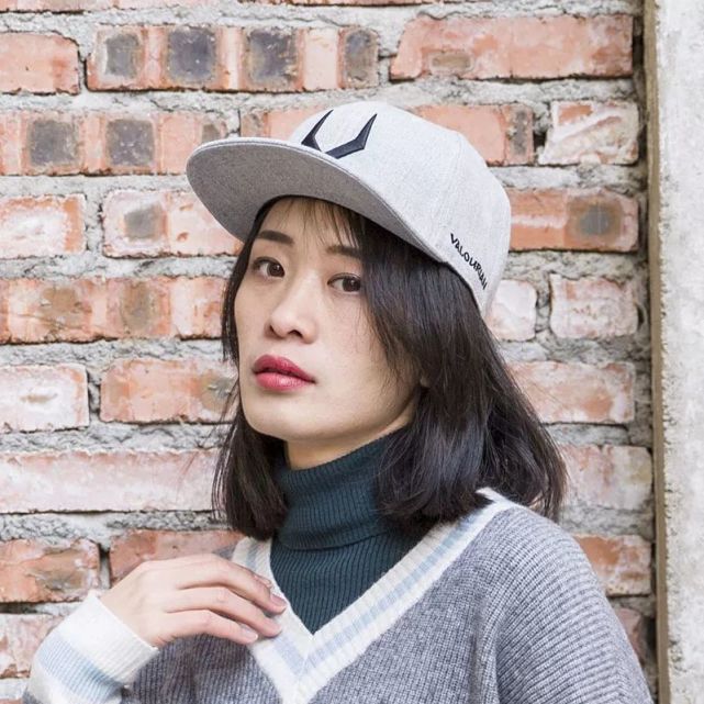 经典色的棒球帽,气质简洁,典雅大方,黑白色调很百搭,是较为安全保守型