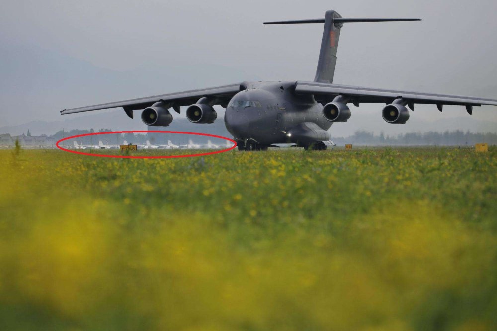 西部戰區空軍唯一的運輸機師圖片,遠處為成排的運-9,運-8等運輸機.