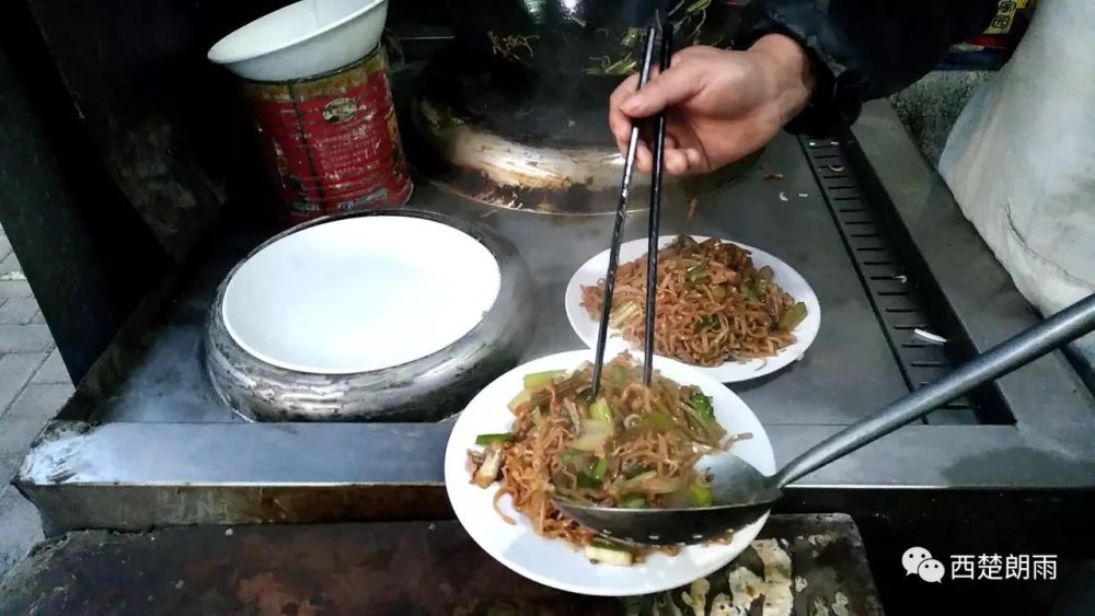 小店专做黄金面30年 菜刀磨成三角月入3万