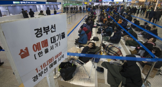 拼了!韩国春运火车票预售民众打地铺熬夜抢票