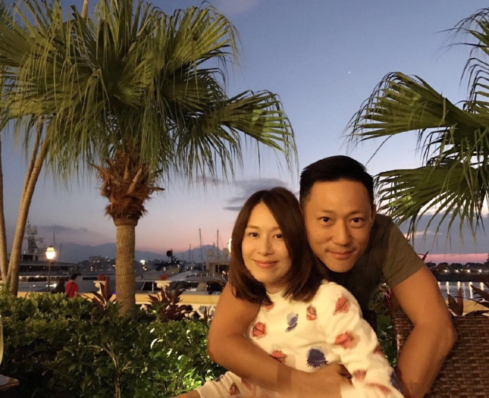 43岁邝文珣罕见秀恩爱,与老公度假玩亲亲,曾因老公狂躁症险离婚