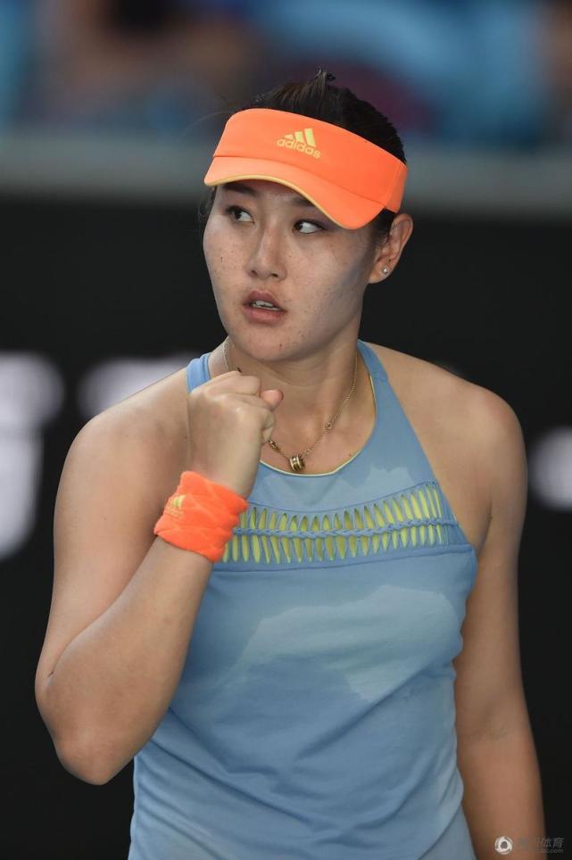 段莹莹撞衫法网冠军 目光坚定拼下一盘