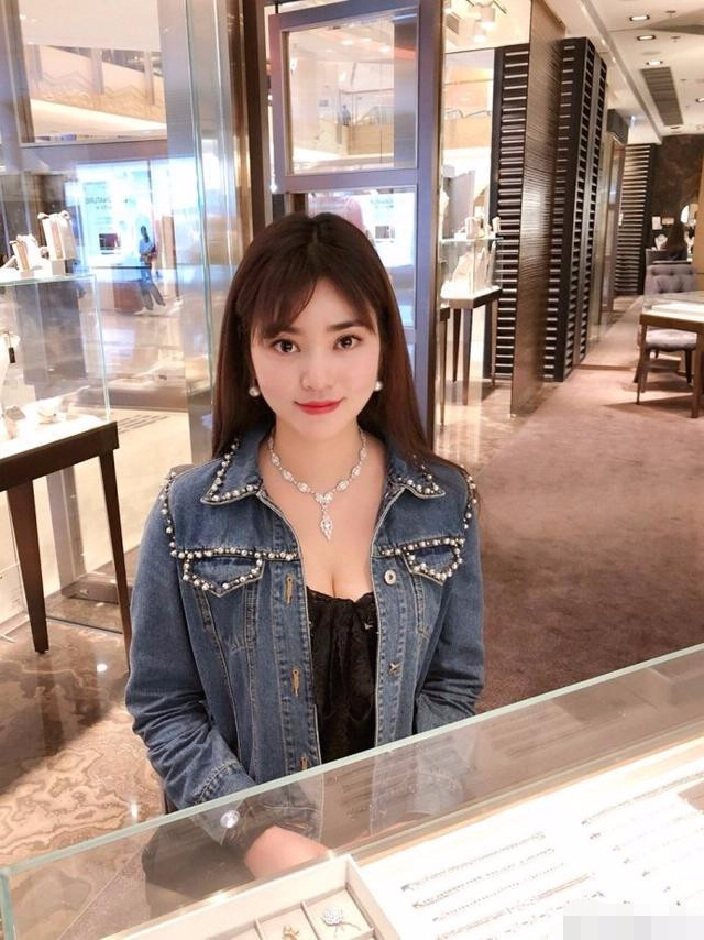 魔仙女王-王慧 看这张照片能认得出来这是魔仙女王吗?