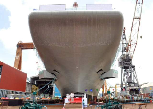 世上最悲情的航母,未出生就被多次赶出家门,未服役已经锈迹斑斑