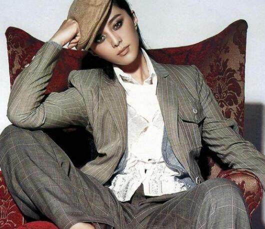 迪丽热巴很文静?女汉子坐姿堪比范冰冰和古力娜扎