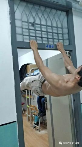 新手无器械练背要点…教你如何过渡到标准引体