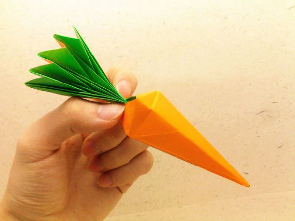 学学怎么用卡纸折叠带叶子胡萝卜 小朋友喜欢吃胡萝卜吗?