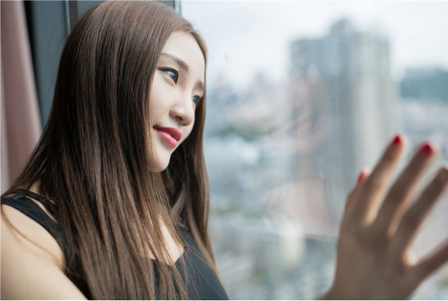 看起来小周迅,自然美丽的眼神,明亮的眼睛里透出向往