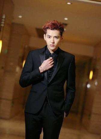 吴亦凡发博狂晒新发型,脚趾甲却实力抢镜被吐槽恶心!