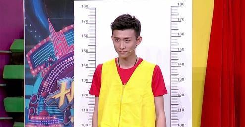 张一山到底有多高!看看他与成龙合影你就知道了!