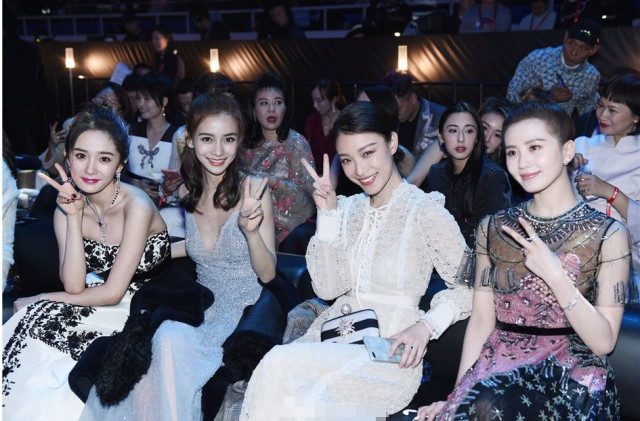 杨幂与刘诗诗同台,座位有玄机!网友:二人尴尬至