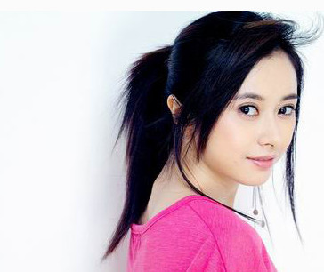 曾是体操全国冠军和张卫健一起主演少年英雄方世玉饰演女主角凌小小