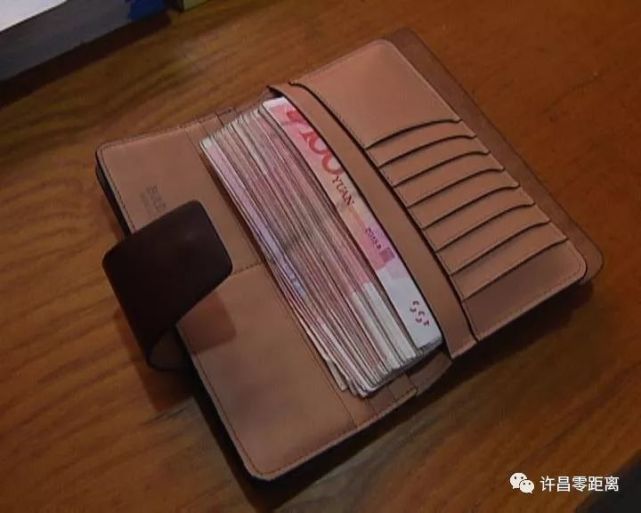许昌一出租车司机捡到一沓钱 全城寻找失主