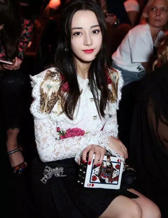 迪丽热巴皮肤到底有多白,当看到她和白种人合