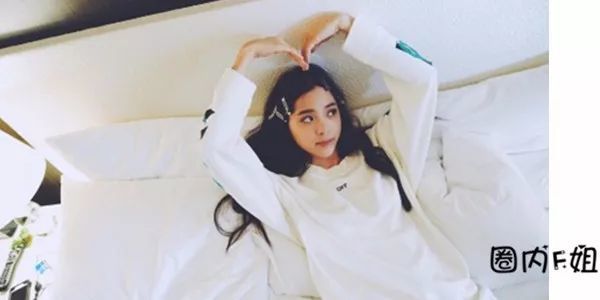 欧阳娜娜四岁萌照曝光,镜头前挖鼻屎,原来从小