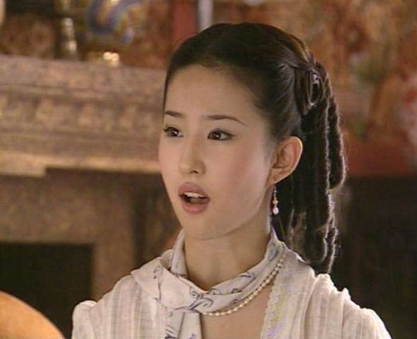 欧阳娜娜四岁萌照曝光,镜头前挖鼻屎,原来从小